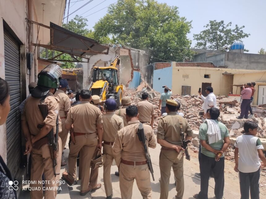14 shops built on government land adjacent to Jama Masjid demolished; possession handed over to the municipal body — IMAGE CREDIT TO POLICE