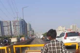 Mastic work on the Hindon Bridge road begins today; work will be carried out lane by lane — IMAGE CREDIT TO प्राधिकरण