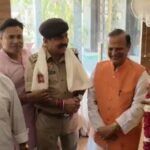 Traders Felicitated the Police Team for Exposing a Robbery Worth Crores, Received Assurance of the Early Arrest of Fleeing Accused — IMAGE CREDIT TO रिपोर्टर