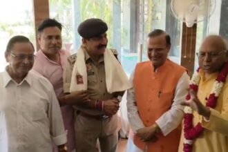 Traders Felicitated the Police Team for Exposing a Robbery Worth Crores, Received Assurance of the Early Arrest of Fleeing Accused — IMAGE CREDIT TO रिपोर्टर