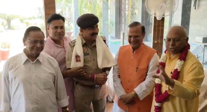 Traders Felicitated the Police Team for Exposing a Robbery Worth Crores, Received Assurance of the Early Arrest of Fleeing Accused — IMAGE CREDIT TO रिपोर्टर