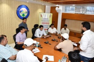 The Municipal Commissioner, along with municipal corporation officials, heard public grievances in the “Sambhav” program — IMAGE CREDIT TO नगर निगम