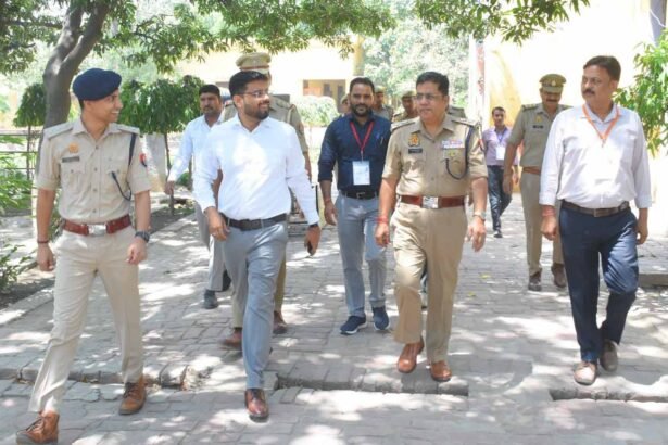 DM and SP inspected the police recruitment examination and reviewed security arrangements — IMAGE CREDIT TO सूचना विभाग
