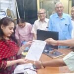 Senior Citizens Association submitted a memorandum to bank management, demanding a separate queue for the elderly — IMAGE CREDIT TO रिपोर्टर