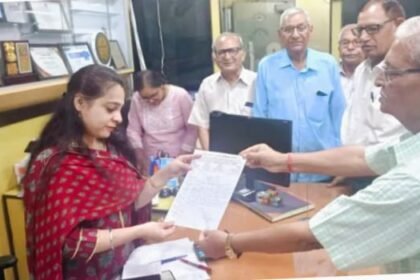 Senior Citizens Association submitted a memorandum to bank management, demanding a separate queue for the elderly — IMAGE CREDIT TO रिपोर्टर