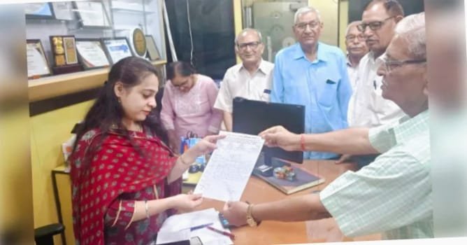 Senior Citizens Association submitted a memorandum to bank management, demanding a separate queue for the elderly — IMAGE CREDIT TO रिपोर्टर