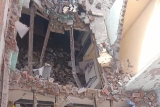 Wall of Under-Construction House Collapses During Storm; Two Houses Damaged, Major Accident Averted — IMAGE CREDIT TO रिपोर्टर
