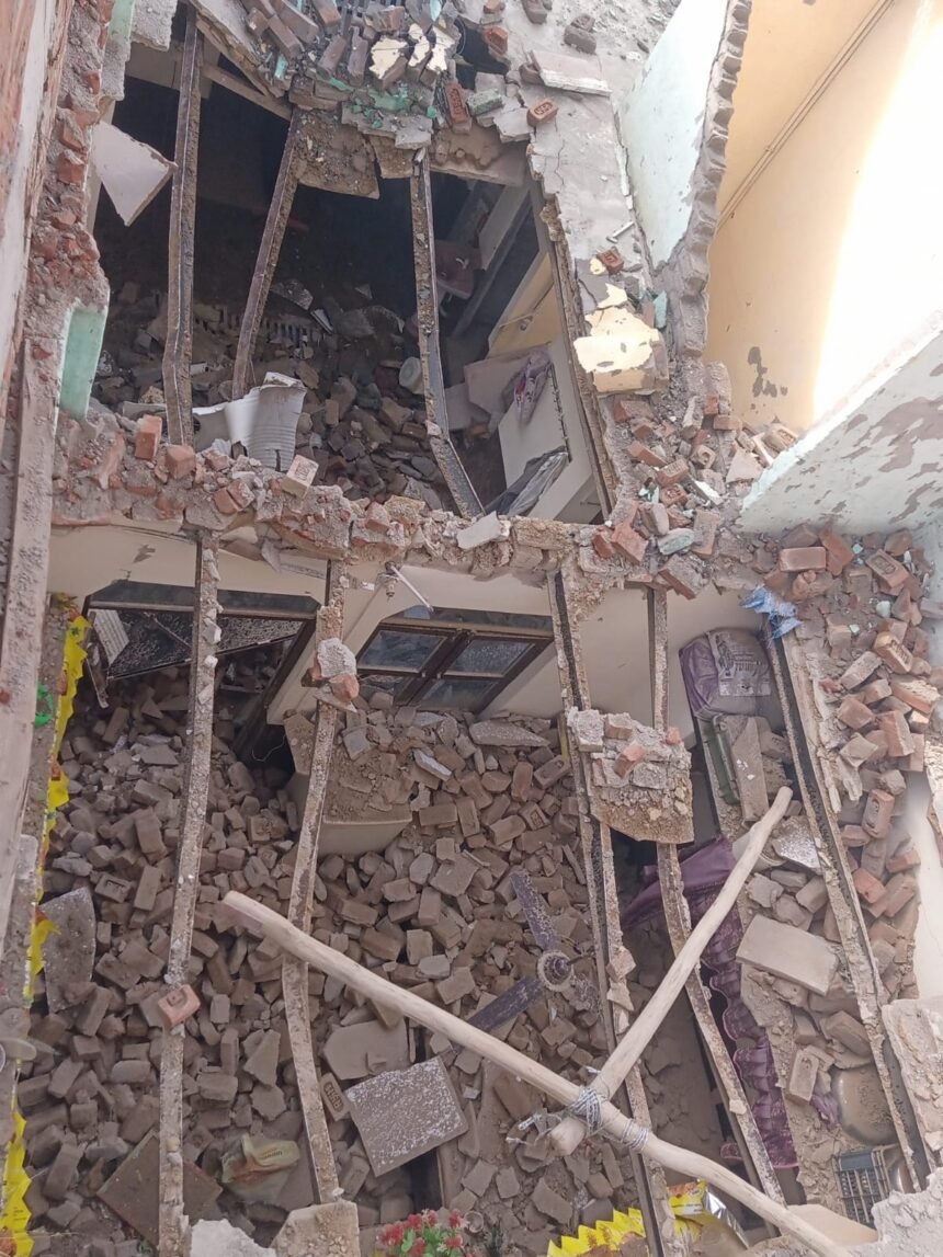 Wall of Under-Construction House Collapses During Storm; Two Houses Damaged, Major Accident Averted — IMAGE CREDIT TO रिपोर्टर
