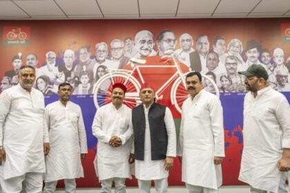 SP leader Nawab Imtiaz meets Akhilesh Yadav; discussions held on Budhana Assembly strategy — IMAGE CREDIT TO रिपोर्टर