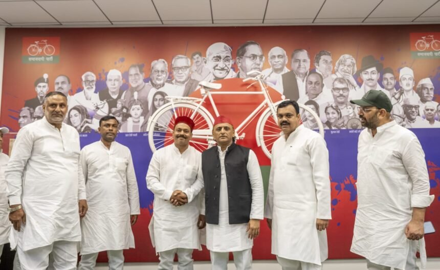 SP leader Nawab Imtiaz meets Akhilesh Yadav; discussions held on Budhana Assembly strategy — IMAGE CREDIT TO रिपोर्टर