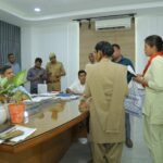 “Gareeb Ka Griha Pravesh” campaign: A large crowd of complainants gathered at the DM’s public hearing, hoping for justice. IMAGE CREDIT TO INFORMATION DEPARTMENT