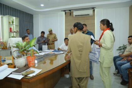 “Gareeb Ka Griha Pravesh” campaign: A large crowd of complainants gathered at the DM’s public hearing, hoping for justice. IMAGE CREDIT TO INFORMATION DEPARTMENT