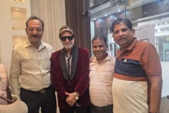 Bollywood vibes took over the bullion market, as people enjoyed and danced to dialogues of “Junior Amitabh.” IMAGE CREDIT TO REPORTER