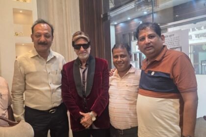 Bollywood vibes took over the bullion market, as people enjoyed and danced to dialogues of “Junior Amitabh.” IMAGE CREDIT TO REPORTER