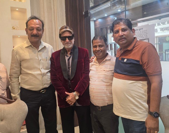 Bollywood vibes took over the bullion market, as people enjoyed and danced to dialogues of “Junior Amitabh.” IMAGE CREDIT TO REPORTER