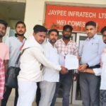 Sanitation workers raised a demand to make the Jewar toll free. IMAGE CREDIT TO REPORTER