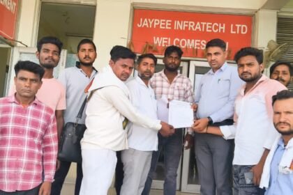Sanitation workers raised a demand to make the Jewar toll free. IMAGE CREDIT TO REPORTER
