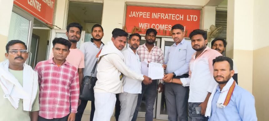 Sanitation workers raised a demand to make the Jewar toll free. IMAGE CREDIT TO REPORTER