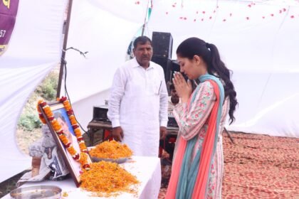 Sapna Choudhary attended Pepsi Sharma's condolence meeting and became emotional while remembering her fellow artist. IMAGE CREDIT TO REPORTER
