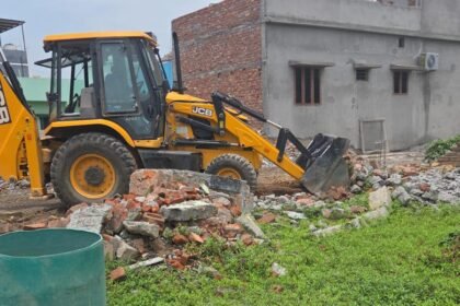 MDDA’s bulldozer action was carried out against illegal plotting in Pithuwala Khurd, demolishing an unauthorized colony being developed over one bigha of land. IMAGE CREDIT TO AUTHORITY
