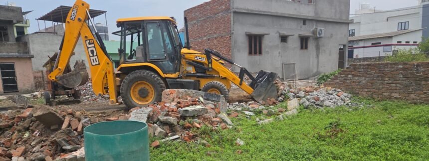 MDDA’s bulldozer action was carried out against illegal plotting in Pithuwala Khurd, demolishing an unauthorized colony being developed over one bigha of land. IMAGE CREDIT TO AUTHORITY