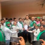 Farmers angered by the statement of the toll general manager; protest held in Jewar tehsil and memorandum submitted — IMAGE CREDIT TO रिपोर्टर