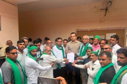 Farmers angered by the statement of the toll general manager; protest held in Jewar tehsil and memorandum submitted — IMAGE CREDIT TO रिपोर्टर