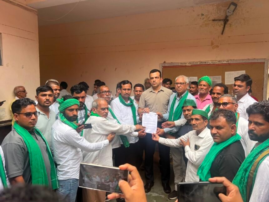Farmers angered by the statement of the toll general manager; protest held in Jewar tehsil and memorandum submitted — IMAGE CREDIT TO रिपोर्टर