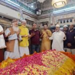 On the completion of 12 years of the government led by Narendra Modi, a special prayer was offered at Nizamuddin Dargah — IMAGE CREDIT TO रिपोर्टर