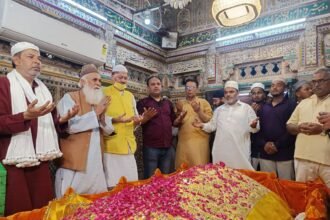On the completion of 12 years of the government led by Narendra Modi, a special prayer was offered at Nizamuddin Dargah — IMAGE CREDIT TO रिपोर्टर