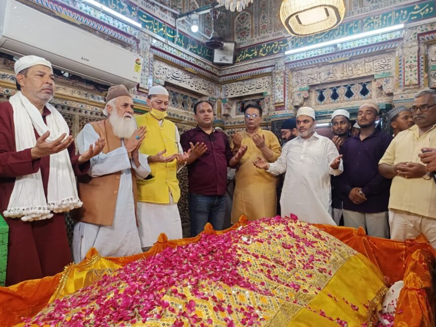 On the completion of 12 years of the government led by Narendra Modi, a special prayer was offered at Nizamuddin Dargah — IMAGE CREDIT TO रिपोर्टर