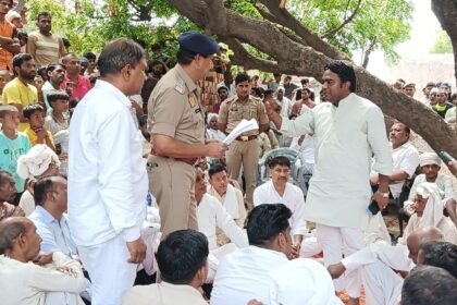 Panchayat of the Kashyap community held in Bhaurakalan, allegations of filing a false case. IMAGE CREDIT TO रिपोर्टर