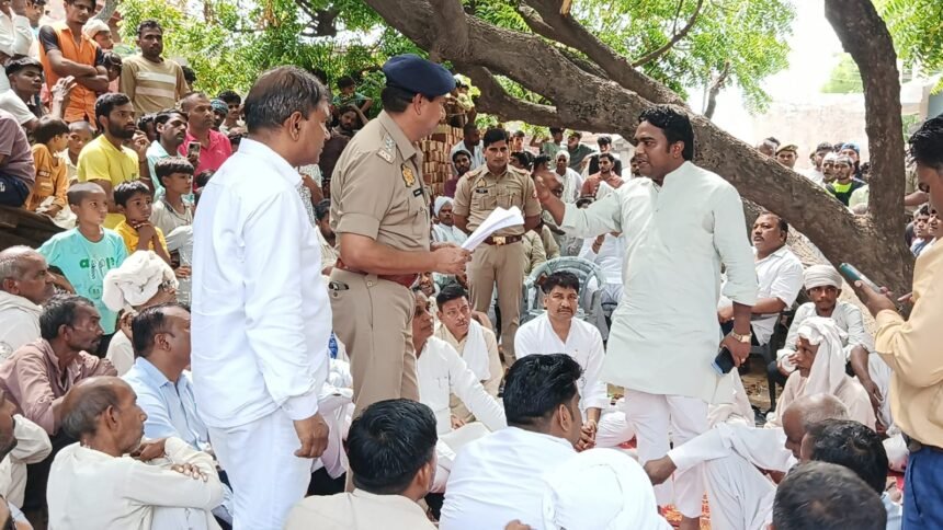 Panchayat of the Kashyap community held in Bhaurakalan, allegations of filing a false case. IMAGE CREDIT TO रिपोर्टर