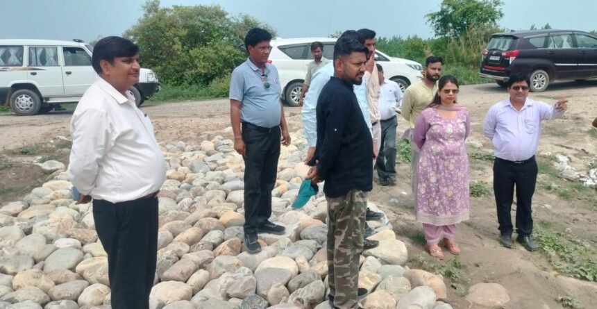 District Magistrate Jasjit Kaur inspected flood protection works and issued necessary instructions to officials. IMAGE CREDIT TO सूचना विभाग
