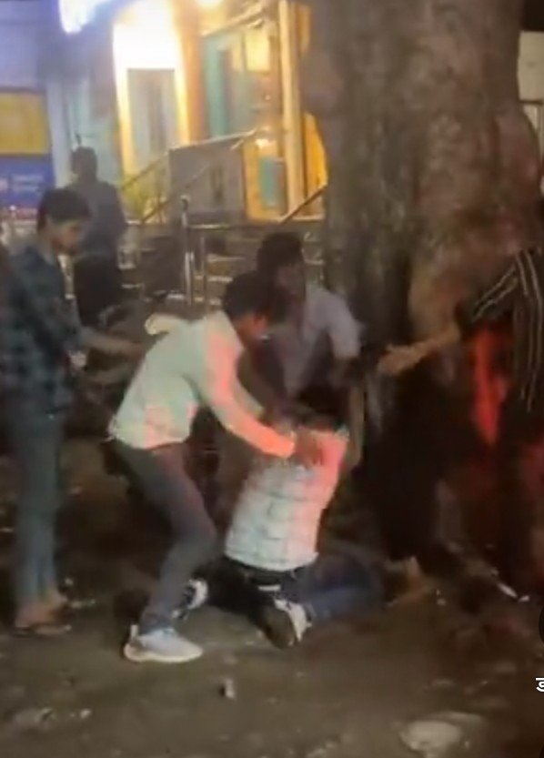 "Young Man Attacked Outside Domino’s Pizza Shop, Beaten with Kicks and Punches; Video Goes Viral." IMAGE CREDIT TO रिपोर्टर
