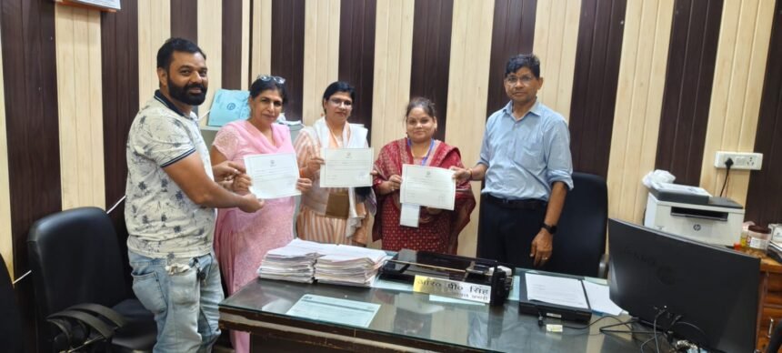 "Census 2027: Municipal Corporation officials presented certificates of appreciation to female teachers for their outstanding work." IMAGE CREDIT TO NAGAR NIGAM