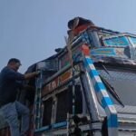 "A special team from the Mining Department that arrived from Lucknow took major action in Shamli, sealing 4 trucks loaded with overburden sand and dust." IMAGE CREDIT TO रिपोर्टर