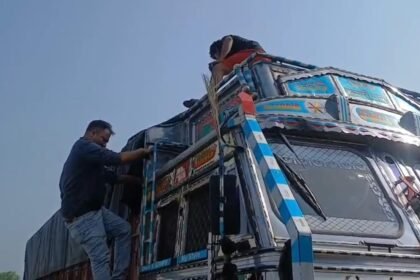 "A special team from the Mining Department that arrived from Lucknow took major action in Shamli, sealing 4 trucks loaded with overburden sand and dust." IMAGE CREDIT TO रिपोर्टर