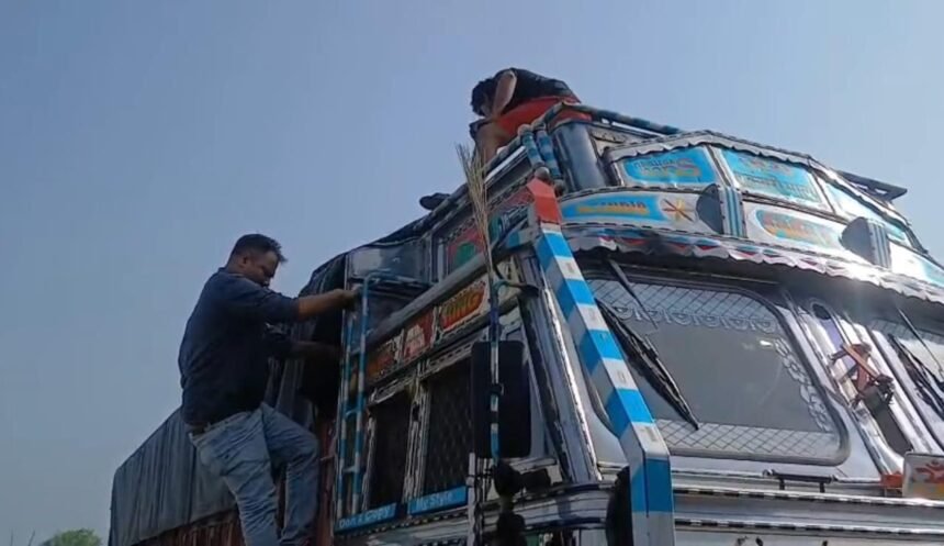 "A special team from the Mining Department that arrived from Lucknow took major action in Shamli, sealing 4 trucks loaded with overburden sand and dust." IMAGE CREDIT TO रिपोर्टर