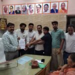Protest Held at Municipal Office Demanding Removal of Illegal Encroachment on Park Land — IMAGE CREDIT TO रिपोर्टर