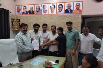 Protest Held at Municipal Office Demanding Removal of Illegal Encroachment on Park Land — IMAGE CREDIT TO रिपोर्टर