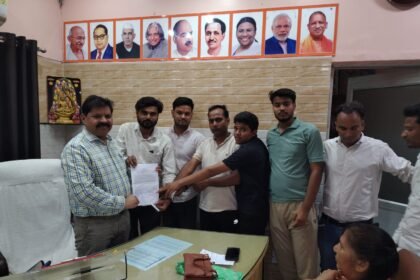Protest Held at Municipal Office Demanding Removal of Illegal Encroachment on Park Land — IMAGE CREDIT TO रिपोर्टर