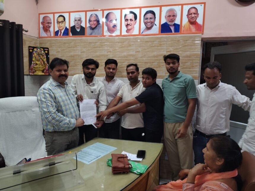 Protest Held at Municipal Office Demanding Removal of Illegal Encroachment on Park Land — IMAGE CREDIT TO रिपोर्टर