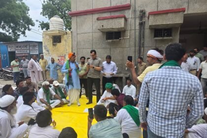 BKU Lokshakti held a sit-in protest over farmers’ problems and submitted a memorandum to the Chief Minister. IMAGE CREDIT TO रिपोर्टर