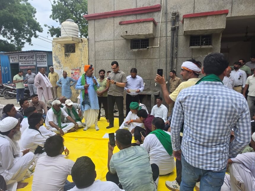 BKU Lokshakti held a sit-in protest over farmers’ problems and submitted a memorandum to the Chief Minister. IMAGE CREDIT TO रिपोर्टर