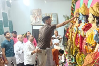 A grand Ramayan recitation was held in Vishwakarma Nagar on Bada Mangal. IMAGE CREDIT TO रिपोर्टर