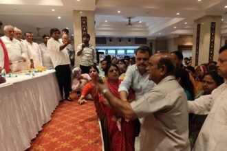 Chaos erupted among BJP workers at the Viksit Bharat Sankalp Conference, with women leaders making serious allegations. IMAGE CREDIT TO रिपोर्टर