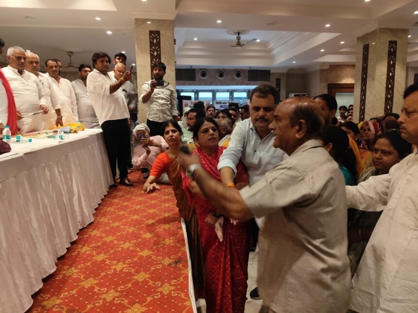 Chaos erupted among BJP workers at the Viksit Bharat Sankalp Conference, with women leaders making serious allegations. IMAGE CREDIT TO रिपोर्टर