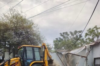 In a major move in Sanjay Nagar, GDA demolished an illegally operating Zepto warehouse. IMAGE CREDIT TO गाजियाबाद विकास प्राधिकरण