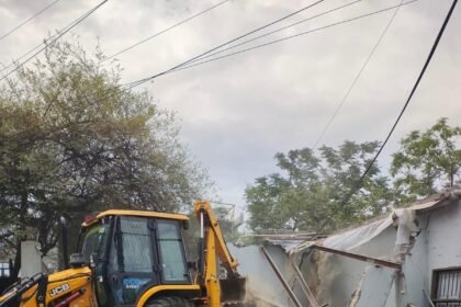 In a major move in Sanjay Nagar, GDA demolished an illegally operating Zepto warehouse. IMAGE CREDIT TO गाजियाबाद विकास प्राधिकरण